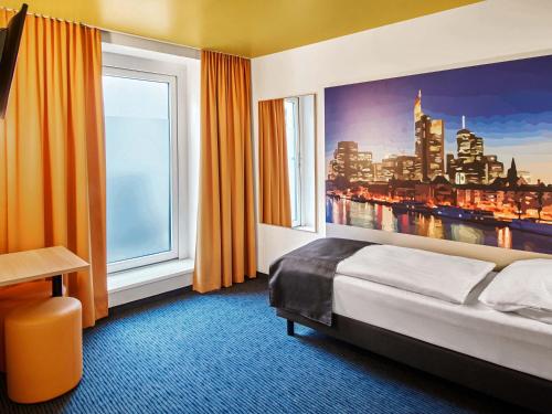 Postel nebo postele na pokoji v ubytování B&B HOTEL Frankfurt-Hbf
