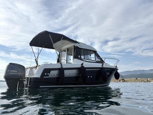 App Lacrima 1 with a motorboat