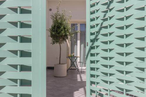 a hallway with a blue wall and a potted plant at mari DAMARI in Riposto
