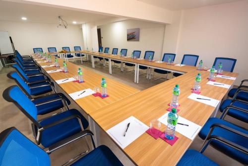 Espace de conférence ou salle de réunion dans l'établissement L'Adresse Dakar