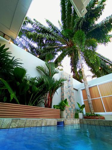 Kolam renang di atau dekat dengan Baan Pa Palm