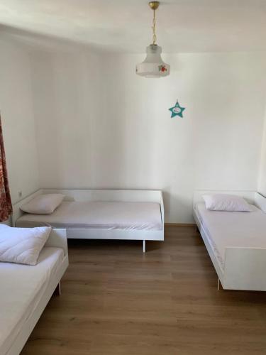 Postel nebo postele na pokoji v ubytování Domaćinstvo Kvaić