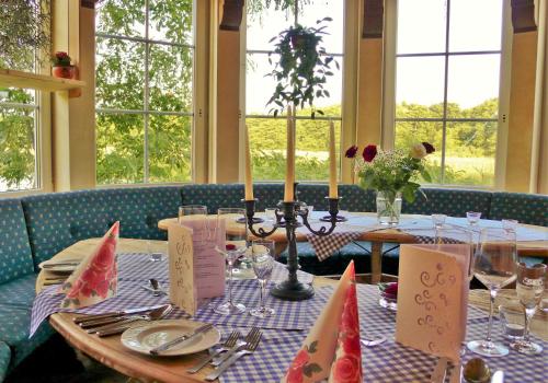 a table in a restaurant with a table set for a meal at Romantischer Seegasthof & Hotel Altes Zollhaus in Feldberg