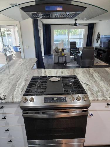 Dapur atau dapur kecil di The Coconut Courtyard-Private saltwater Pool modrn
