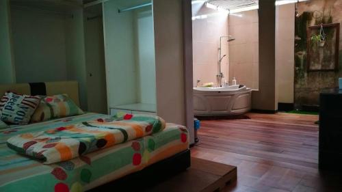ラワンにあるThe Garden Homestayのベッドルーム(ベッド1台、バスタブ付)