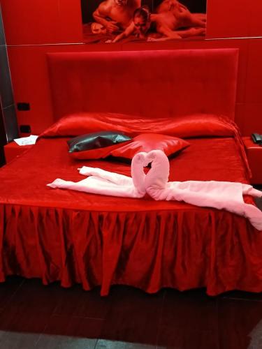 a red bed with two swans made out of towels at Hotel La Fayette Giugliano Licola in Giugliano in Campania