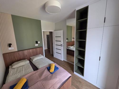 Postel nebo postele na pokoji v ubytování Urban Jungle Apartament Bill