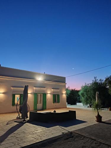 a house with a sculpture in front of it at Domus de Palma in Molfetta