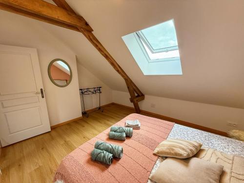 a bedroom with a bed with two stuffed animals on it at Jolie maison en pierre 2 chambres entre Rocamadour et Sarlat in Saint-Cirq-Souillaguet