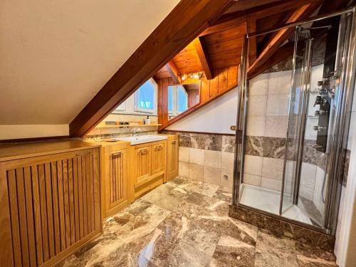 a large bathroom with a shower and a sink at Appartamento Stresa in Dagnente