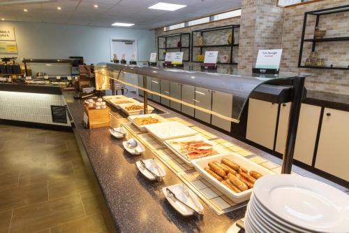 una panadería con un buffet de repostería en exposición en Garner Hotel Nottingham City Centre by IHG, en Nottingham