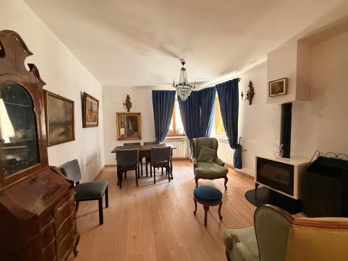 a living room with a dining table and chairs at Visione Piazzetta Alferi 2 in LʼAquila