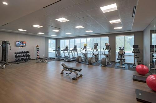 Фитнес-центр и/или тренажеры в Courtyard by Marriott Houston Sugar Land/Lake Pointe