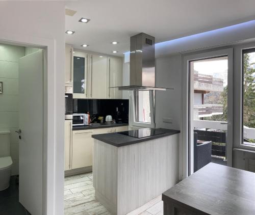 Una cocina o cocineta en Haus Flaminia 15 - Best view studio / Free parking