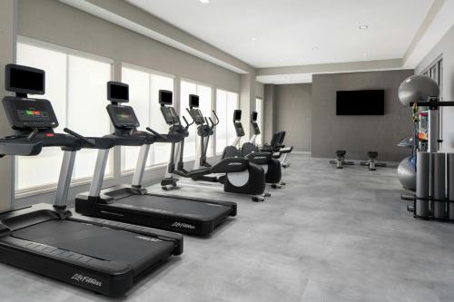 Fitness centrum a/nebo fitness zařízení v ubytování Courtyard by Marriott Houston I-10 West/Memorial