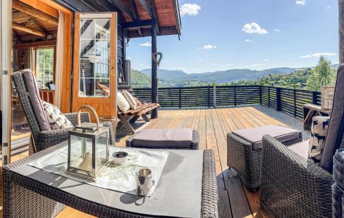 Tjørhomにある4 Bedroom Gorgeous Home In Tjørhomのデッキにテーブルと椅子が置かれたパティオ