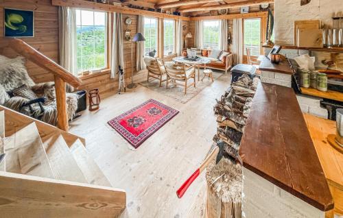 Tjørhomにある4 Bedroom Gorgeous Home In Tjørhomの暖炉付きのログキャビンリビングルーム