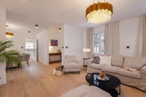 un soggiorno con un divano e un tavolo di Luxury 4BR Villa Heated Pool, Just 100m to Sea a Ražanj