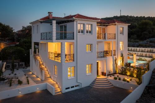 Luxury 4BR Villa Heated Pool, Just 100m to Sea