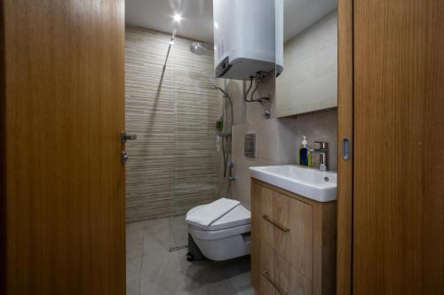 Bilik mandi di Royal Blue Resort & Residences