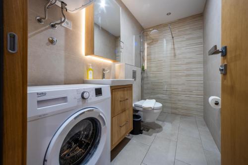 Bilik mandi di Royal Blue Resort & Residences