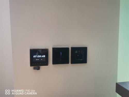 a wall with two switches on a white wall at Niesamowita nowoczensa kawalerka in Otwock