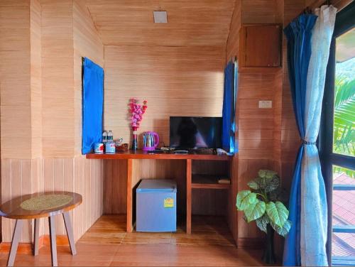 Habitación con escritorio y ordenador. en Kantiang Seahorse Resort & Spa, en Ko Por