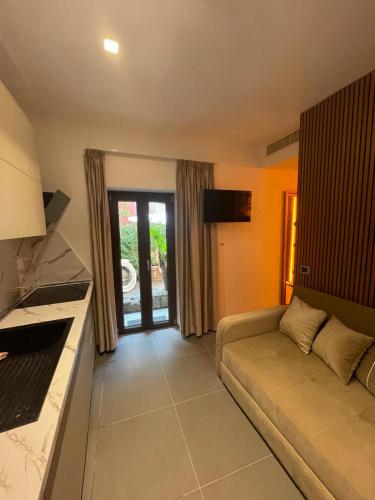 JOIVY Exclusive 2-Bedroom Villa with Private Garden - 5 minutes from the Colosseum