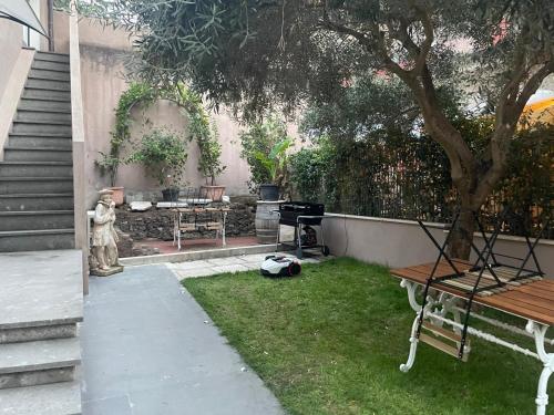JOIVY Exclusive 2-Bedroom Villa with Private Garden - 5 minutes from the Colosseum