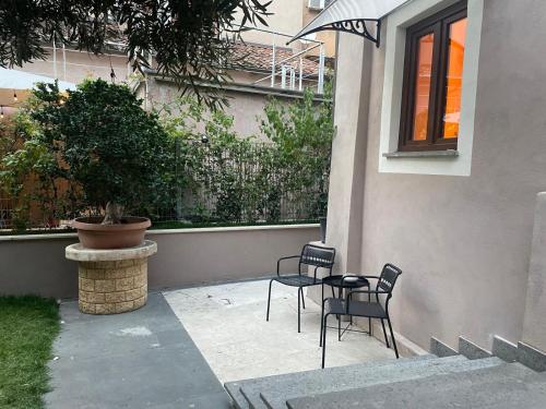 JOIVY Exclusive 2-Bedroom Villa with Private Garden - 5 minutes from the Colosseum