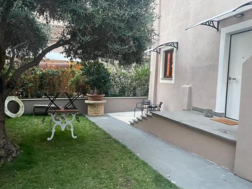 JOIVY Exclusive 2-Bedroom Villa with Private Garden - 5 minutes from the Colosseum