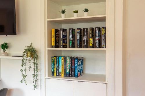 a book shelf filled with books in a living room at Free Parking - City Centre - 3 Bedrooms - 5 Guests in Edinburgh