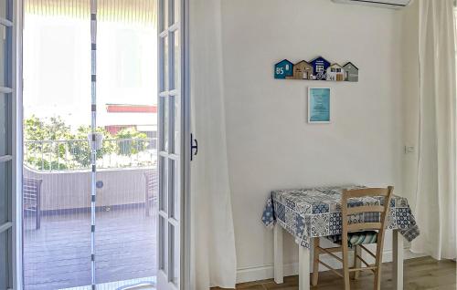 Una mesa y una silla junto a una puerta corrediza de vidrio. en Mirto&More - Cometa, en Pulsano