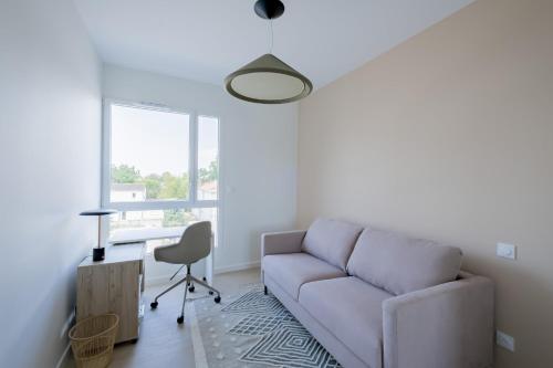 un salon avec un canapé et une chaise dans l'établissement Spacious 4BR with Lovely Balcony, à Bordeaux