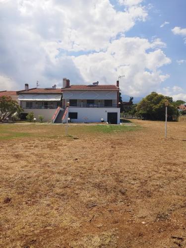 Το κτήριο όπου στεγάζεται  η παραθεριστική κατοικία