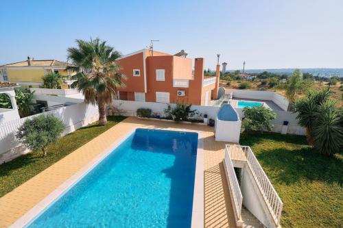 an aerial view of a house with a swimming pool at Casa Casimiro mit privaten beheizten Pool in Pêra