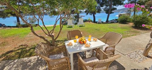 Beach front with Swimming Pool, Illyria Resort Apt 102