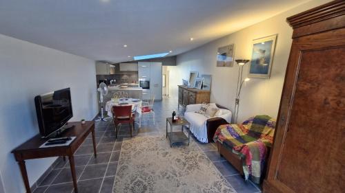 un salon avec un canapé et une salle à manger dans l'établissement Saint Georges de Didonne - PETITE MAISON avec son petit coin de paradis extérieur, à Saint-Georges-de-Didonne