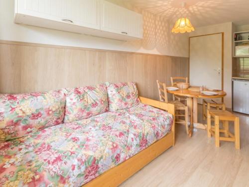 un salon avec un canapé et une table dans l'établissement Studio lumineux · Ski aux pieds · Balcon privé - FR-1-181-2454, à Aime La Plagne