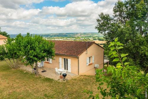 a house with two white horses standing outside of it at La vue d'Albi - Campagne - Jardin in Le Sequestre
