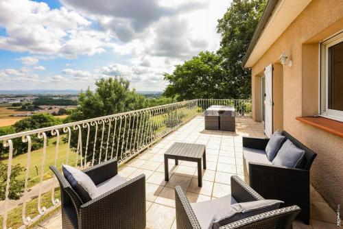 a patio with chairs and a table on a balcony at La vue d'Albi - Campagne - Jardin in Le Sequestre