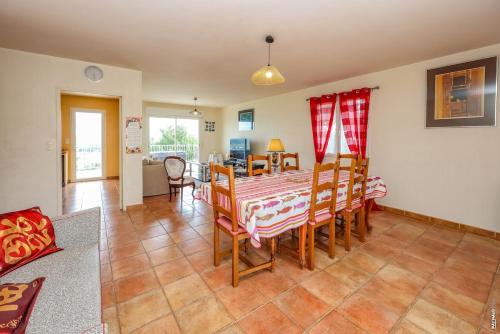 a kitchen and dining room with a table and chairs at La vue d'Albi - Campagne - Jardin in Le Sequestre