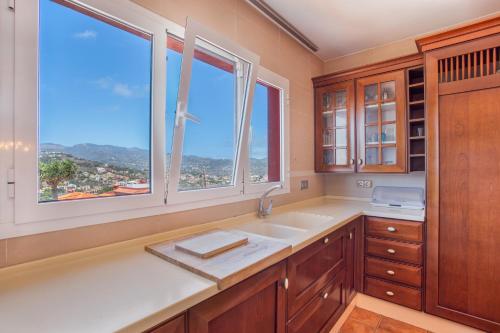 En generel udsigt til bjerge eller udsigt til bjerge taget fra pensionatet