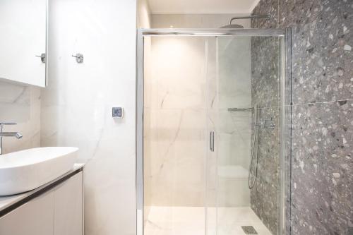 Ένα μπάνιο στο Villa Me & You - With 2 Private Pools