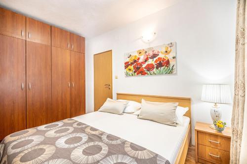 A 8 apt w terrace & sea view 4 min walk to beach