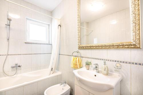 A 8 apt w terrace & sea view 4 min walk to beach