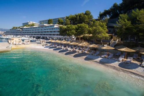 A 8 apt w terrace & sea view 4 min walk to beach