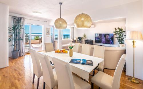 A 8 apt w terrace & sea view 4 min walk to beach