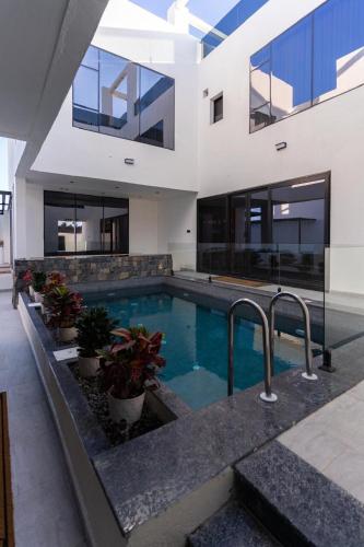 una piscina en medio de una casa en شالية اكتوبر - October chalet, en Qurayyah