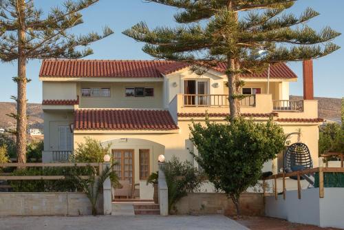 una casa con techo rojo en Villa Haris, en Kokkíni Khánion